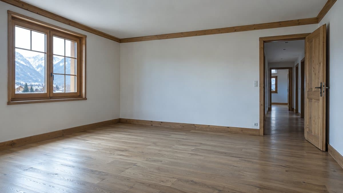 Pièce de maison vidée après un débarras complet